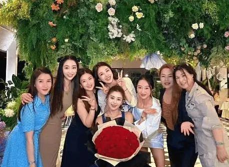 亿润配资 李小萌40岁生日排场惊艳，王雷花式宠妻，两个儿子抢镜太可爱